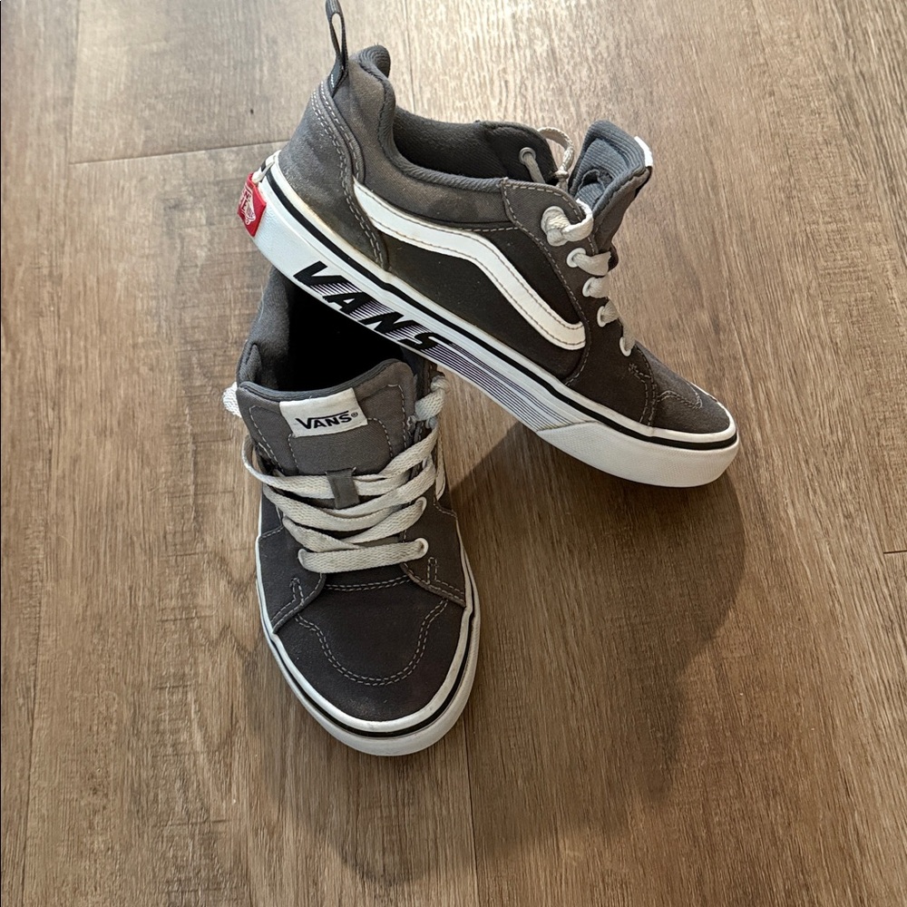 Vans Kids Knu Skool shoes in a grey colorway. Sneakers size 3